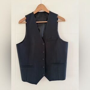 Vroom & Dreesmann Black Vest, size small.